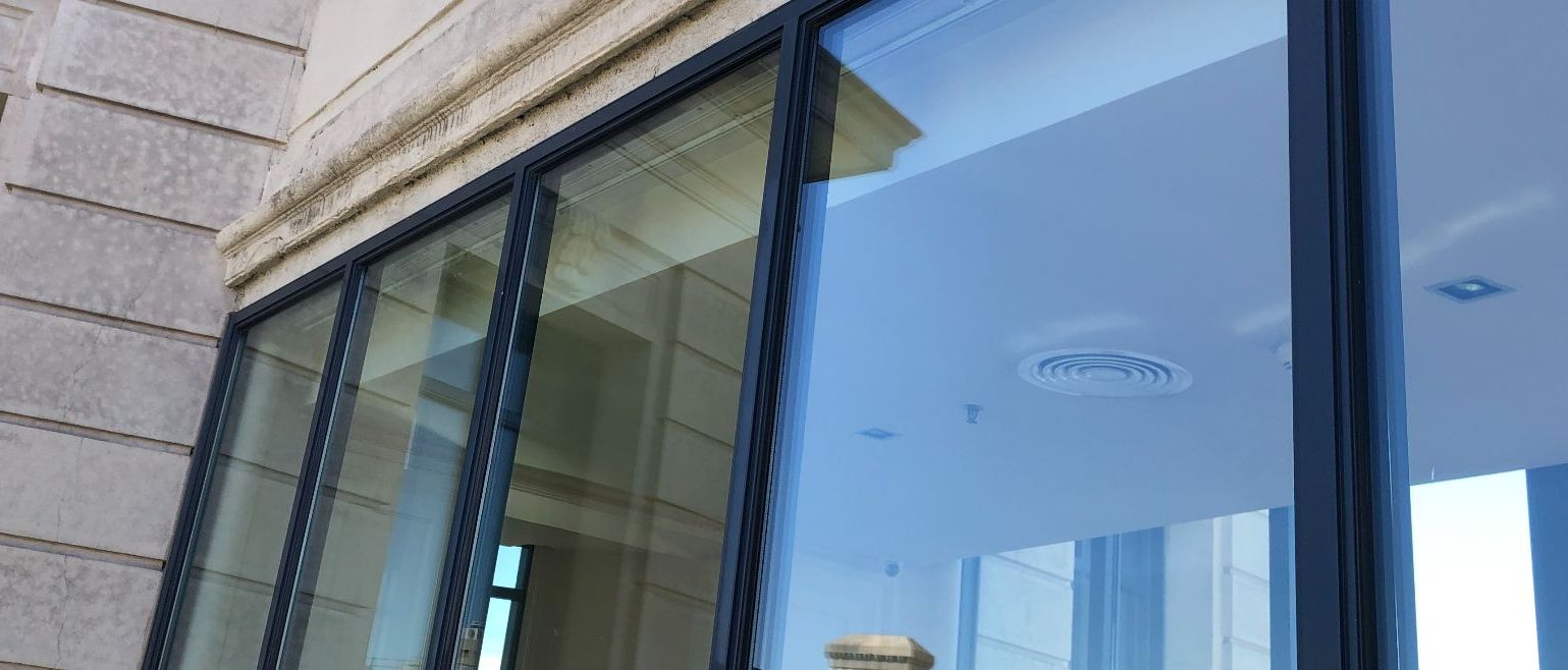 Fotografía de una instalación de puertas de vidrio